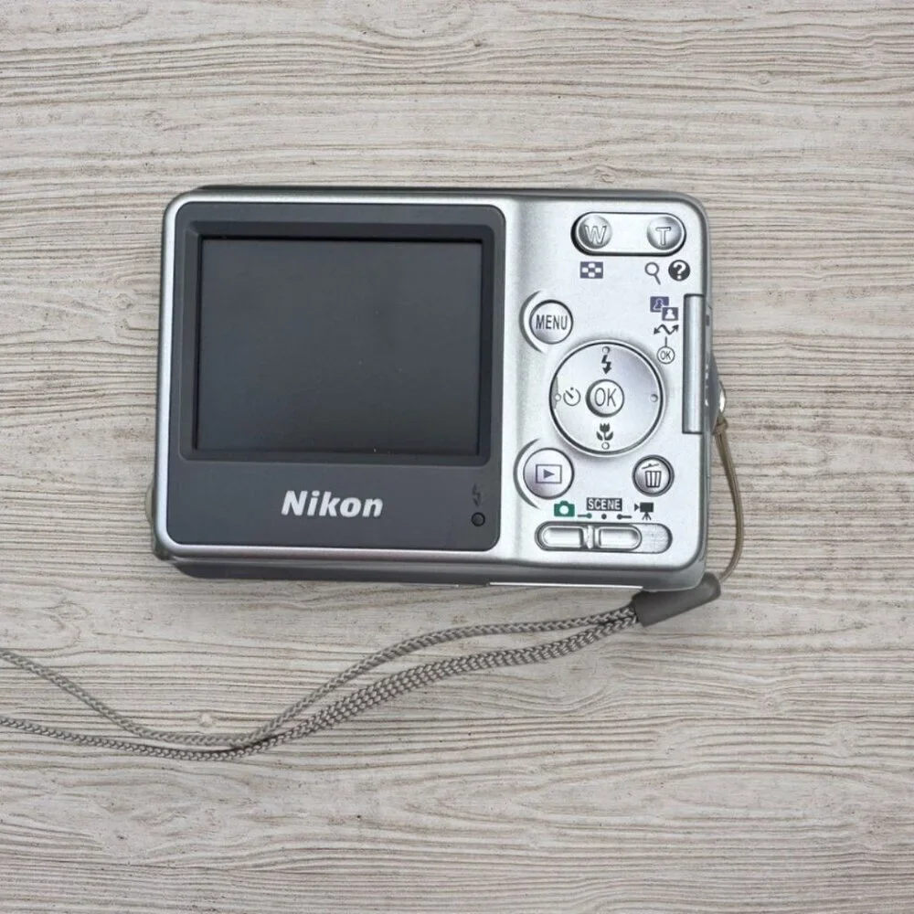 Nikon Coolpix L4 Compact Digital Camera *NOT WORKING* Original Box Case Cables++